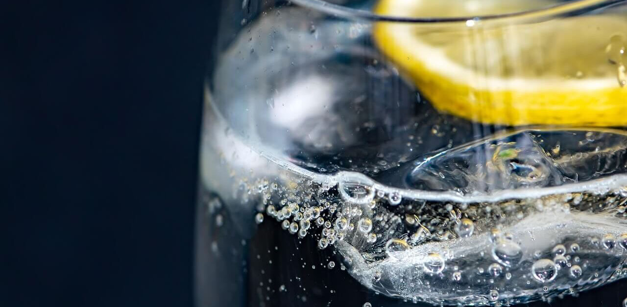 odwrocona-osmoza-czysta-filtrowana-woda odwrócona osmoza i szklanka przefiltrowanej wody