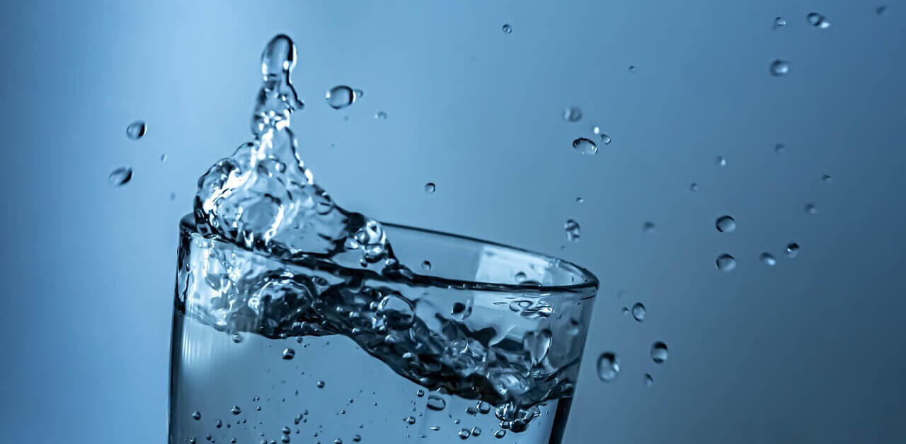 szklanka-przefiltrowanej-czystej-wody jak wybrać filtr RO aby cieszyć się szklanką czystej wody